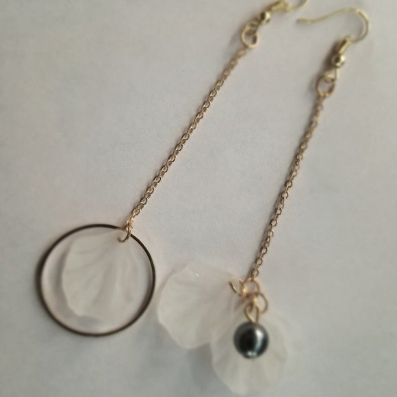 Mismatched Petal Earring - Picture 1 of 3
